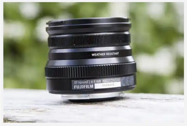 XF16mmF2.8 R WR là một trong những ống kính góc rộng nhỏ gọn nhất của Fujifilm