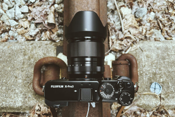 Fujifilm đã vượt qua thử thách này với XF 18mm f/1.4, sử dụng 15 thấu kính