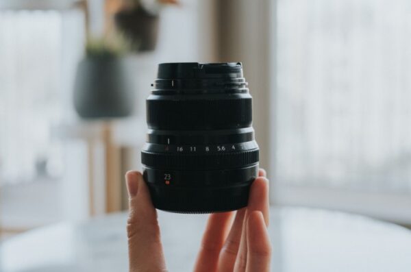 Fujifilm XF 23mm f/2 R WR là một ống kính mirrorless đa năng