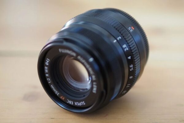 Fujifilm XF 35mm f/2.0 R WR là một trong những ống kính được đánh giá cao nhờ khả năng tái tạo hình ảnh sắc nét, sống động