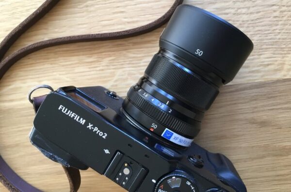 Ống kính FUJIFILM XF 50mm f/2 R WR được trang bị hệ thống lấy nét tự động với động cơ bước