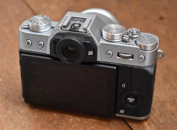 Mặt sau của X-T20 là màn hình LCD 3 inch với 1040k điểm ảnh