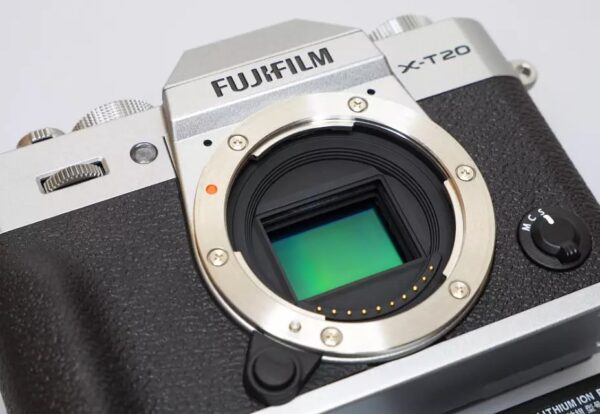 Fujifilm X-T20 được trang bị cảm biến X-Trans CMOS III 24MP