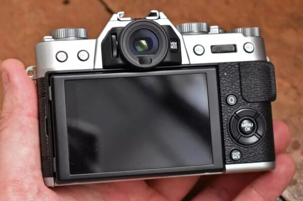 Với dải ISO từ 100 đến 12800, Fujifilm X-T20 hỗ trợ khả năng chụp trong điều kiện ánh sáng yếu rất tốt