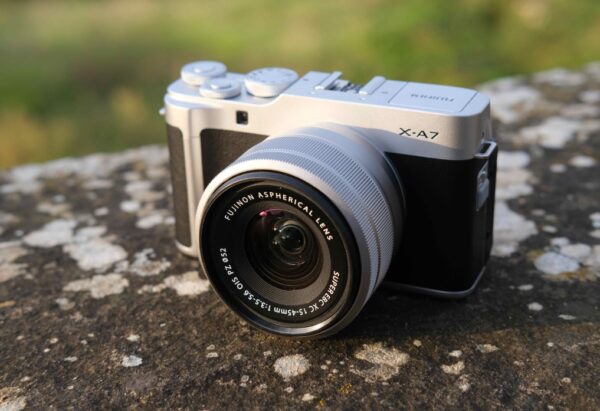 Fujifilm X-A7 là một chiếc máy ảnh mirrorless