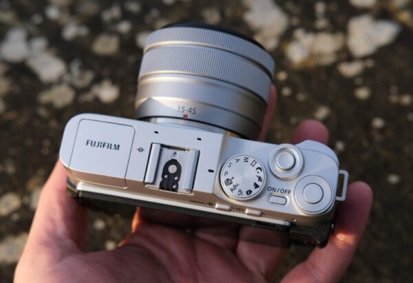 Fujifilm X-A7 còn được tích hợp kết nối Wi-Fi và Bluetooth