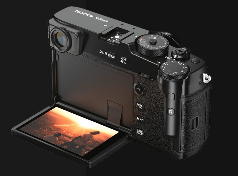 Một trong những điểm nổi bật nhất của Fujifilm X-Pro3 là cơ chế màn hình lật đầy sáng tạo