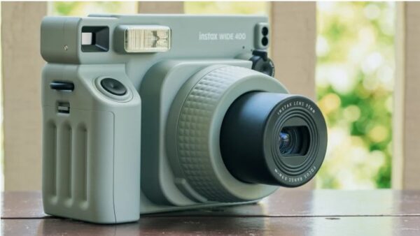 Về mặt ngoại hình, instax WIDE 400 có thiết kế tròn trịa và thẩm mỹ hơn