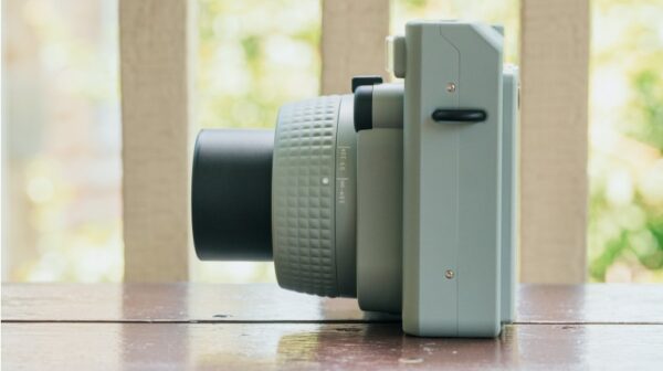 Fujifilm instax WIDE 400 không chỉ là một chiếc máy ảnh tức thời