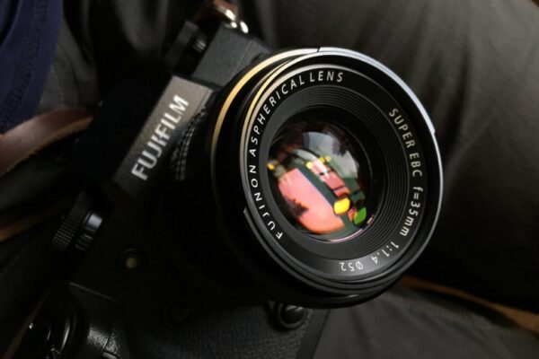 Vỏ ngoài của Fujifilm XF 35mm f/1.4 R được chế tác từ kim loại chất lượng cao