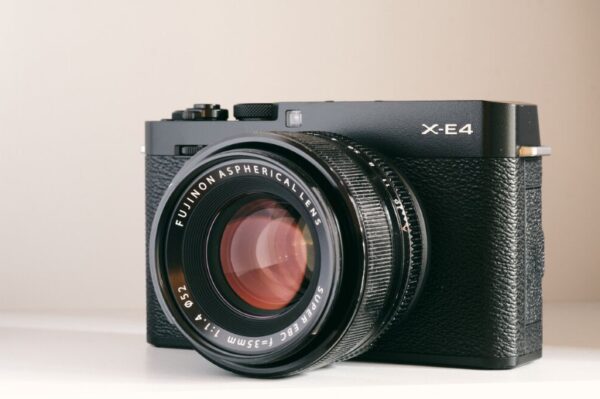 Ống kính Fujifilm XF 35mm f/1.4 R có cấu tạo quang học gồm 8 thấu kính