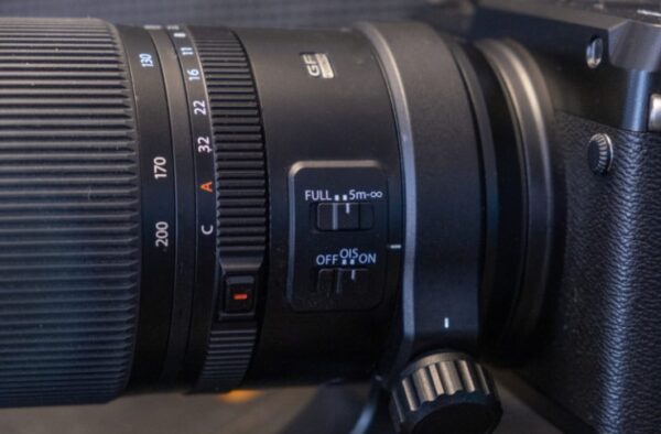 Fujifilm GF 100-200mm f/5.6 R LM OIS WR là một ống kính đáng giá