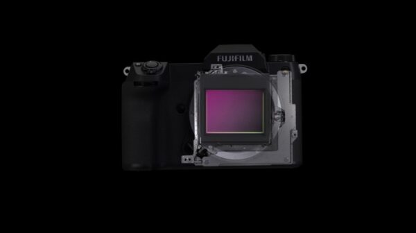 Một trong những điểm mạnh nổi bật của Fujifilm GFX 100S là hệ thống ổn định hình ảnh trong thân máy (IBIS)