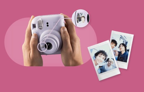 Máy ảnh Instax Mini 12 còn được trang bị gương selfie
