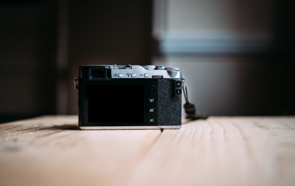 Fujifilm X-E3 được trang bị màn hình cảm ứng LCD phụ kích thước 3 inch