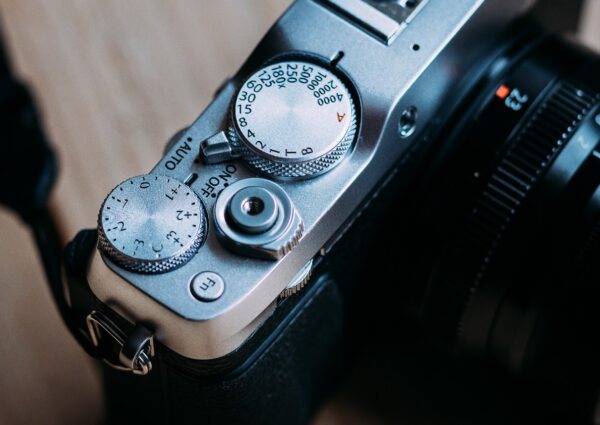 Máy ảnh Fujifilm X-E3 tích hợp đèn flash có thể dễ dàng mở ra