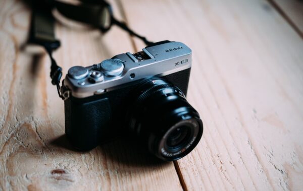 Máy ảnh Fujifilm X-E3 nổi bật với thiết kế thân máy nhỏ gọn
