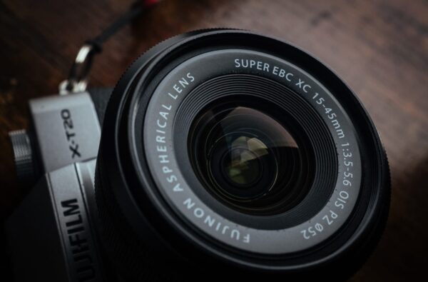 Fujifilm XC 15-45mm f/3.5-5.6 OIS PZ là một trong những ống kính zoom