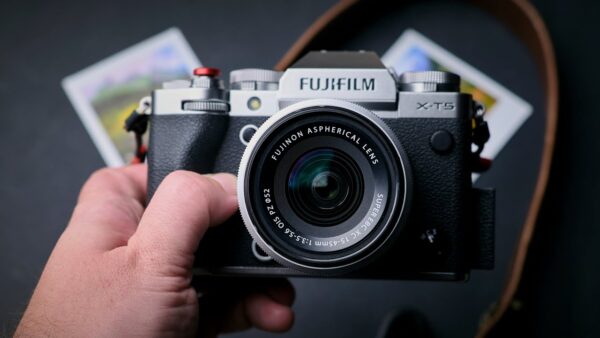 Fujifilm XC 15-45mm f/3.5-5.6 OIS PZ cho phép người dùng chụp cận cảnh với khoảng cách lấy nét gần nhất là 13cm