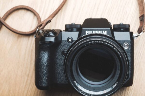 Ống kính Fujifilm XF 90mm f/2 R LM WR sở hữu cấu trúc quang học gồm 11 thấu kính