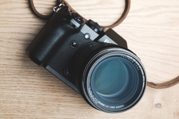 Fujifilm XF 90mm f/2 R LM WR có trọng lượng nhẹ chỉ 540g