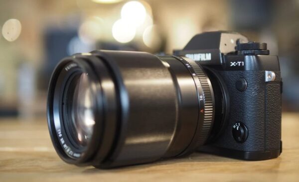 Fujifilm XF 90mm f/2 R LM WR là ống kính ngàm X dành cho dòng máy ảnh mirrorless