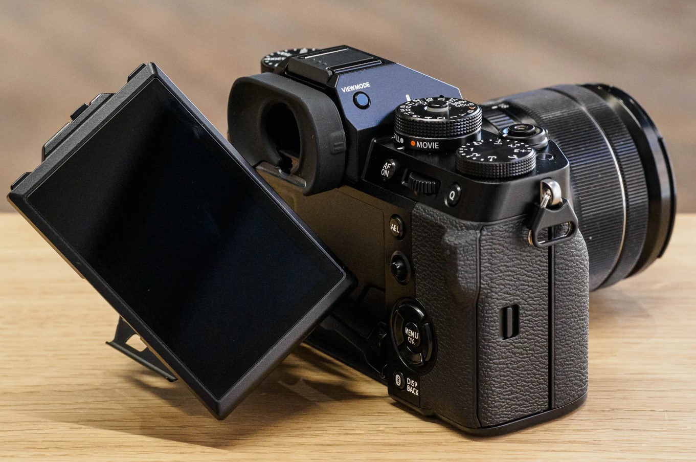 Màn hình LCD nghiêng ba chiều của Fujifilm X-T5