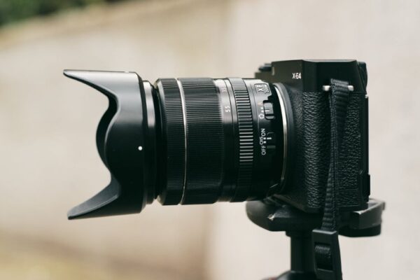 Fujifilm XF 18-55mm f/2.8-4 R LM OIS là một ống kính zoom kit