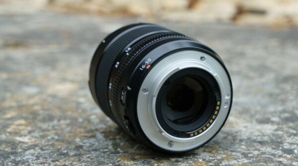 Ống kính XF16-50mmF2.8-4.8 R LM WR được trang bị hệ thống lấy nét tự động Linear Motor (LM)