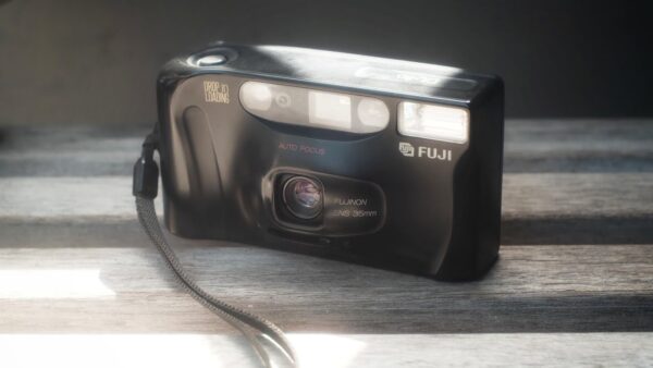 Một trong những đổi mới như vậy là việc giới thiệu dòng Fujifilm DL (Drop-in Loading) vào những năm 1980