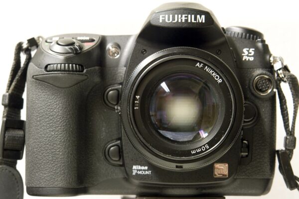 Những chiếc máy ảnh này, bao gồm dòng Fujifilm FinePix S Pro
