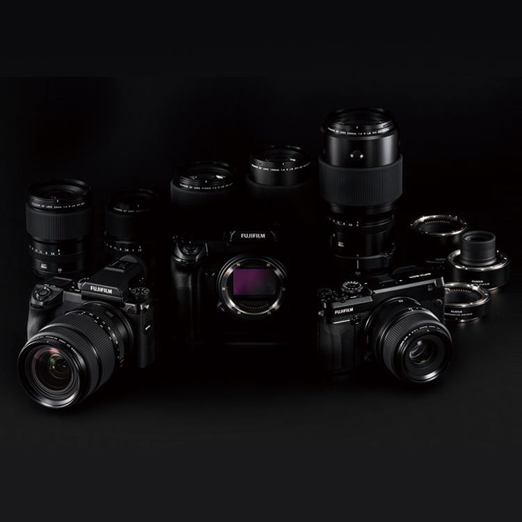 Ngoài dòng X Series, Fujifilm cũng đã tiến vào lĩnh vực máy ảnh không gương lật định dạng trung bình với hệ thống GFX