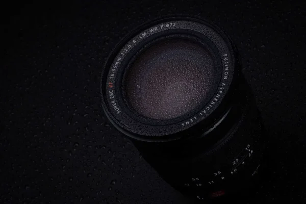 Ống kính XF 16-55mm f/2.8 R LM WR II được chế tạo để chống lại các điều kiện thời tiết khắc nghiệt