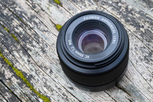 Fujifilm XC 35mm f/2 được thiết kế tối giản