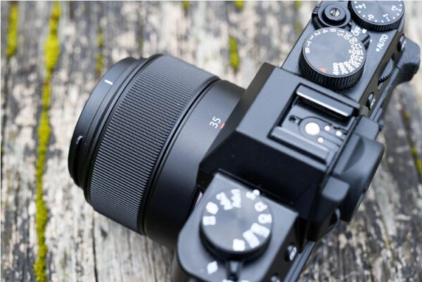 Fujifilm XC 35mm f/2 được trang bị hệ thống lấy nét tự động