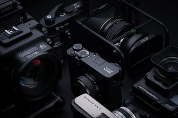 Yếu tố chính tạo nên sự độc đáo của Fujifilm GFX100RF là ống kính góc rộng GF 35mm f/4 tích hợp
