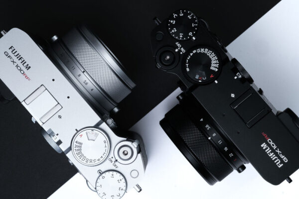thiết kế ống kính của Fujifilm GFX100RF cũng tích hợp bộ lọc ND 4-stop