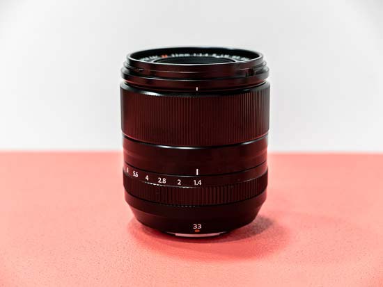 Fujifilm XF 33mm F1.4 R LM WR sở hữu thiết kế nhỏ gọn và linh hoạt