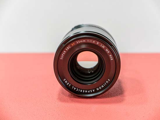 Fujifilm XF 33mm F1.4 được trang bị cấu trúc quang học vượt trội gồm 15 thấu kính trong 10 nhóm