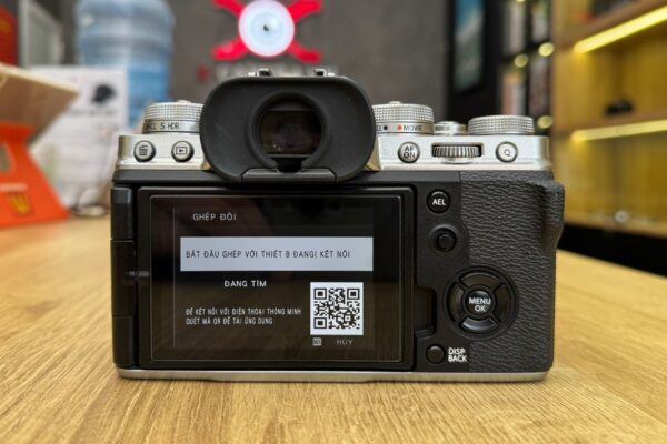 Trên smartphone, bật Pair with Camera và đặt hai thiết bị gần nhau để chúng tự động nhận diện và kết nối.
