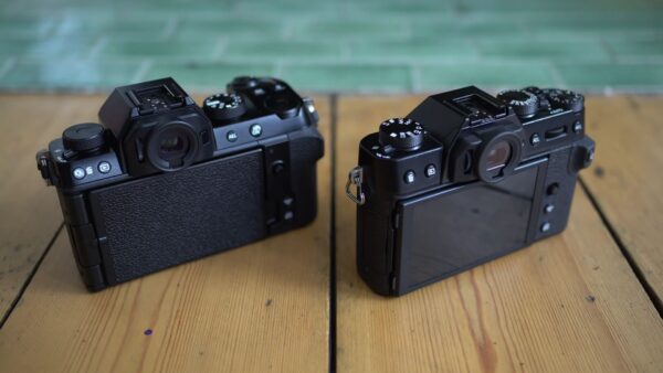 So sánh Fujifilm X-T30 II vs X-S10 Màn hình và kính ngắm
