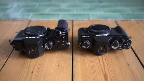 So sánh Fujifilm X-T30 II vs X-S10 Thiết kế và độ tiện dụng