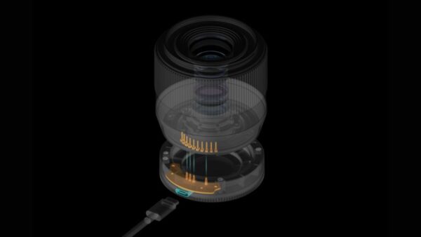Điểm đáng chú ý khác là TTArtisan 35mm f/1.8 đi kèm với một hood kim loại hình chữ nhật độc đáo