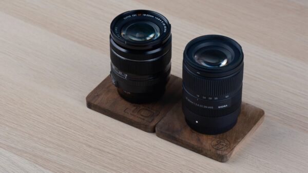 So sánh Fujifilm XF 18-55mm vs Sigma 18-50mm