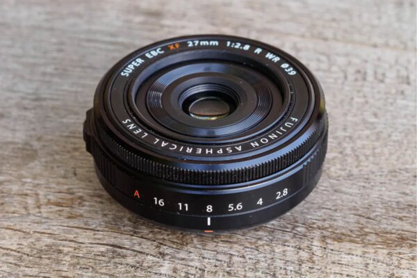 Fujifilm XF 27mm f/2.8 R WR là một trong những ống kính nhỏ nhất và nhẹ nhất trong dòng X-Mount