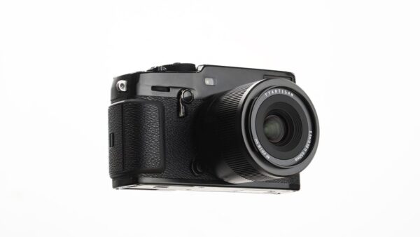 TTArtisan 23mm f/1.8 gây ấn tượng ngay từ cái nhìn đầu tiên nhờ thiết kế nhỏ gọn và tinh tế