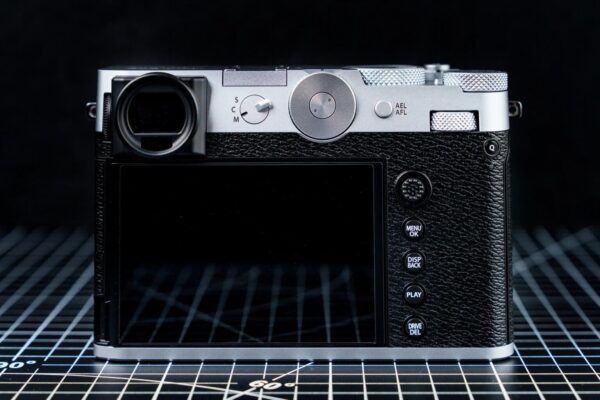 Đánh giá Fujifilm GFX100RF so với đối thủ