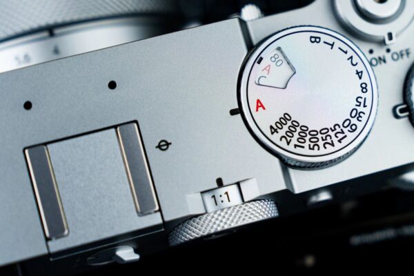 Đánh giá Fujifilm GFX100RF phím tính năng