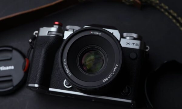 Khác với phiên bản tiền nhiệm 7Artisans 35mm F1.2 (lấy nét tay - MF)