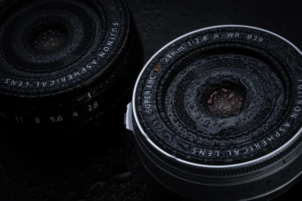 Fujifilm XF 23mm F2.8 R WR không chỉ nhỏ gọn và mạnh mẽ